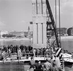 Hídépítés - Az Erzsébet-híd kapuzatának beemelése