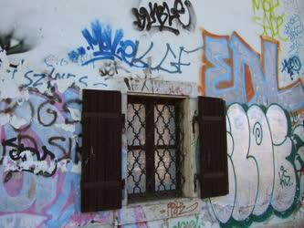 Épület - Budapest - Graffitik a múzeum épületének falán