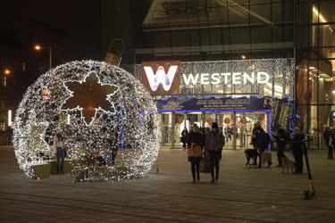 Kereskedelem - Budapest - Westend bevásárlóközpont karácsonyi kivilágításban