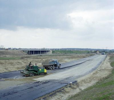 Ipar - Közlekedés - Épül az M1-es autópálya 