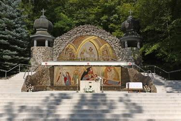Vallás - Szentkút - Szabadtéri oltár