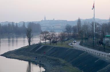 Városkép - Budapest - Párás télvégi alkony a Duna-parton