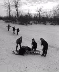 Szórakozás - Szabadidő - Befagyott Duna jegén játszó gyerekek