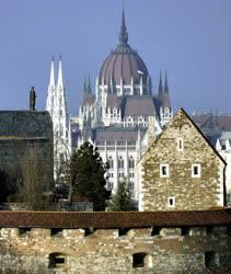 Városkép - Budapest - A Budai Vár részlete és a Parlament