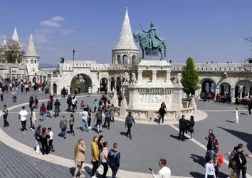 Idegenforgalom - Budapest - Turisták a Budai Várban