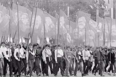 Belpolitika - Fiatalok a május 1-jei felvonuláson
