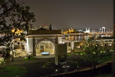 Műemlék - Budapest - A Várkert Bazár esti kivilágításban