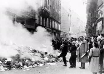 Ötvenhat emléke - Könyvégetés a Váci utcában