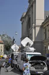 Illegális bevándorlás - Budapest - TV-stábok a Baross téren