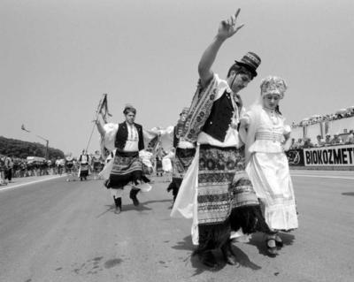 Kultúra - Népitáncosok a Hungaroring átadásán