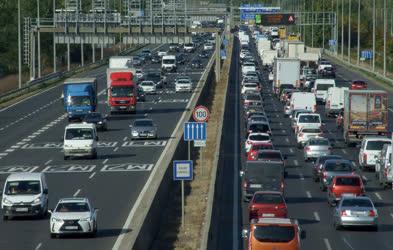 Közlekedés - Budaörs - Az M1-es és M7-es autópálya forgalma