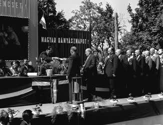 A szerző válogatása - Bányásznapi ünnepség Pécsett