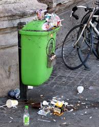 Környezetszennyezés - Budapest - Ürítésre váró köztéri hulladékgyűjtő
