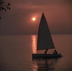 Természet - Sport - Vitorlás naplementében a Balatonon