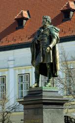 Köztéri szobor - Győr - Kisfaludy felújított szobra