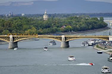 Városkép - Budapest - Sporthajó száguld a Dunán
