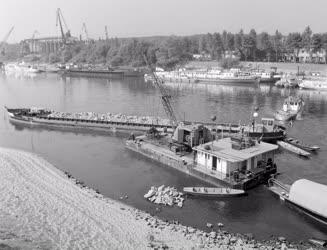 Ipar - Kőszállító uszály az újpesti öbölben