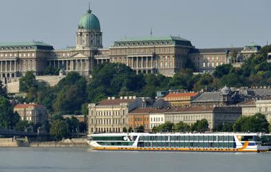 Turizmus - Budapest - Külföldi hotelhajó érkezett