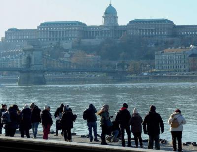 Idegenforgalom - Budapest - Külföldi turisták a holokauszt-emlékműnél