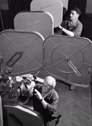 Ipar - Vetítőgépek készülnek a Filmtechnikai Vállalatnál   