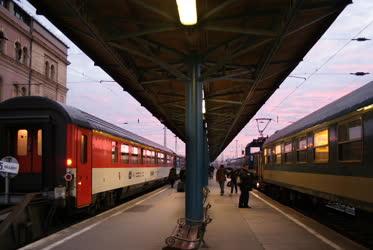 Közlekedés - Budapest - Hajnali vonatok a Keleti pályaudvaron