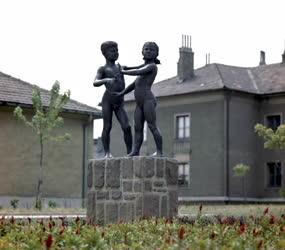 Kultúra - Játszadozó gyerekek szobor Komlón