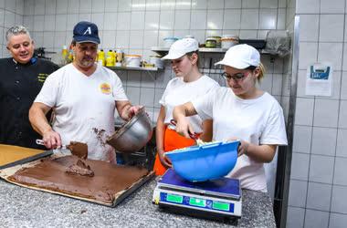 Szakképzés - Debrecen - Cukrásztanulók gyakorlaton