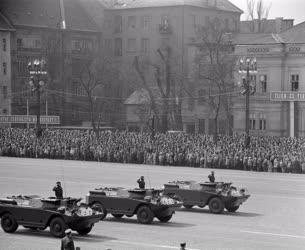 Ünnep - Katonai díszszemle hazánk felszabadulásának 20. évfordulóján