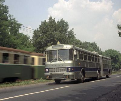 Közlekedés - Ikarus 180 elővárosi-városi csuklós busz