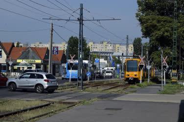 Közlekedés - Budapest - Vonat, villamos és közúti kereszteződés