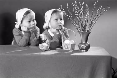 Húsvét - Kislányok ünnepi dekorációval