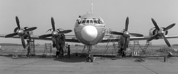 Közlekedés - Repülőgépszerelés a Ferihegyi repülőtéren