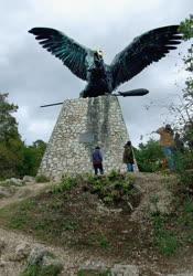 Köztéri szobor - Tatabánya -  A Kő-hegy Turul-emlékműve