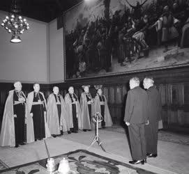 Állam és egyház - Katolikus főpapok eskütétele a Parlamentben