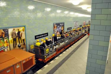 Idegenforgalom - Berlin - Turisták a berlini alagútrendszerben