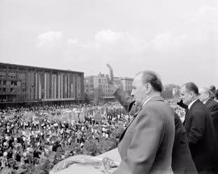 Belpolitika - Kádár János a május elsejei felvonuláson