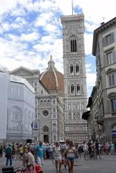 Idegenforgalom - Firenze - Turisták a Dóm téren
