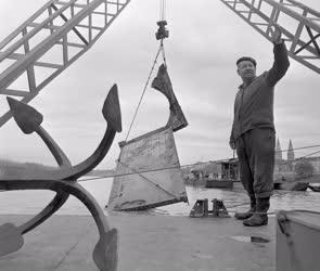 Építőipar - Kiemelik a Tiszából az Eiffel híd maradványait