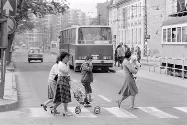 Városkép-életkép - Közlekedés - Járókelők Budafokon