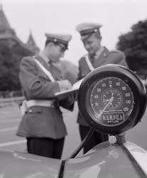 Közlekedés - Rendőrautóba szerelt sebességmérő berendezés 