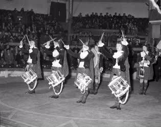 Szórakozás - Cirkusz - A Dagenham girl pipers fellépése