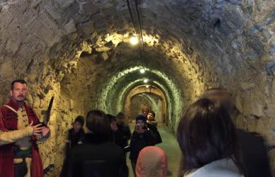 Történelmi emlékhely - Az egri vár katakombájában