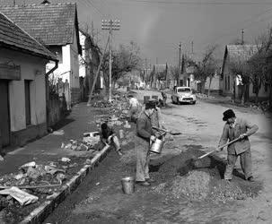 A szerző válogatása - Megkezdték az  utak helyreállítását