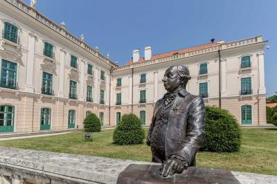 Műalkotás - Fertőd - Esterházy (Fényes) Miklós szobra