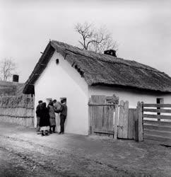 Életkép - Kíváncsi falusiak