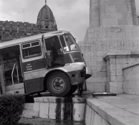 Baleset - Autóbusz rohant a budapesti, belvárosi Szovjet hősi emlékműbe
