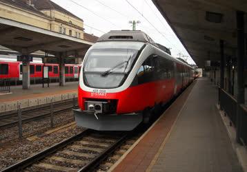 Közlekedés - Győr - Modern vonatok az állomáson