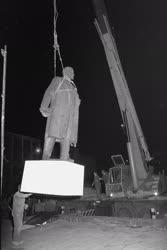 Belpoitika - Lebontják a Lenin-szobrot