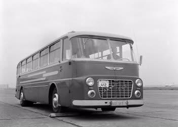 Ipar - Közlekedés - Az Ikarus 555-ös autóbusz prototípusa