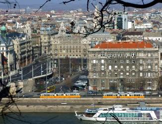 Budapest - A Március 15. tér - Rakpart